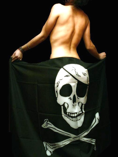 девушка и флаг Весёлый Роджер (Jolly Roger)